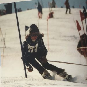 una sciatrice scenda da una pista innevata